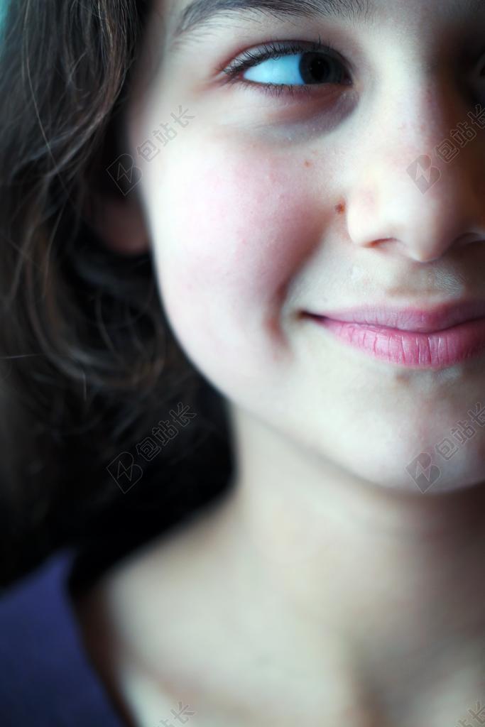 摄影唯美微笑的女子脸部背景图片