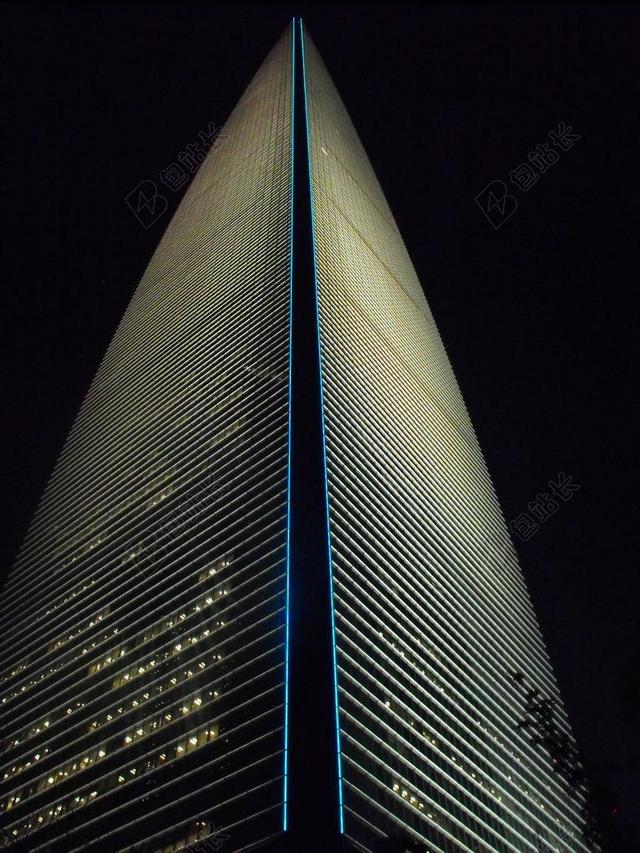 时尚夜晚的城市摩天楼背景图片