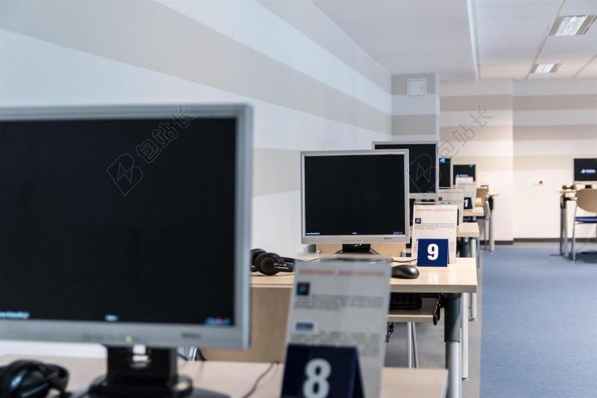 黑色物品展示桌子上的黑色电脑背景图片