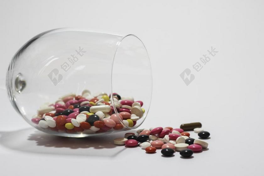 彩色医疗展示玻璃管中的彩色药丸背景图片