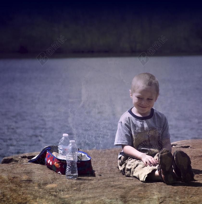 男孩 快乐 野餐 目睹 湖 瓶装 水 午餐盒 儿童 人
