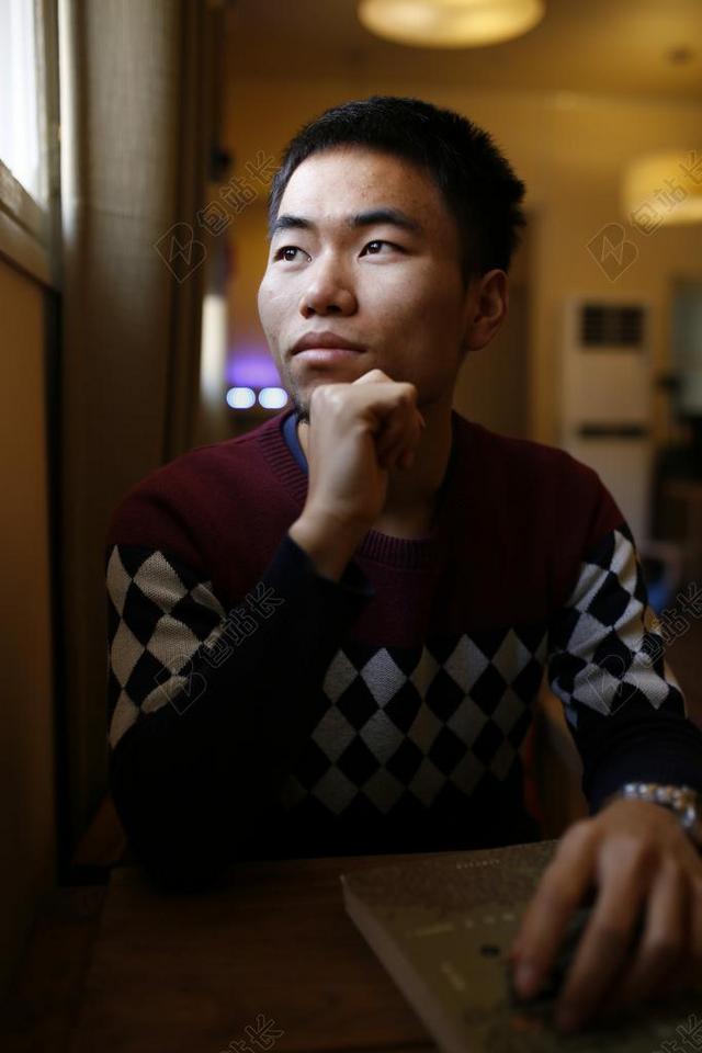 暖色学生毛衣房间肖像背景图片