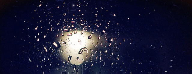 雨夜下的路灯