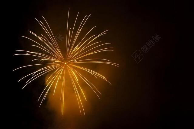 天空烟火爆裂背景图片