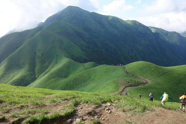 运动户外团队攀登高山背景图片