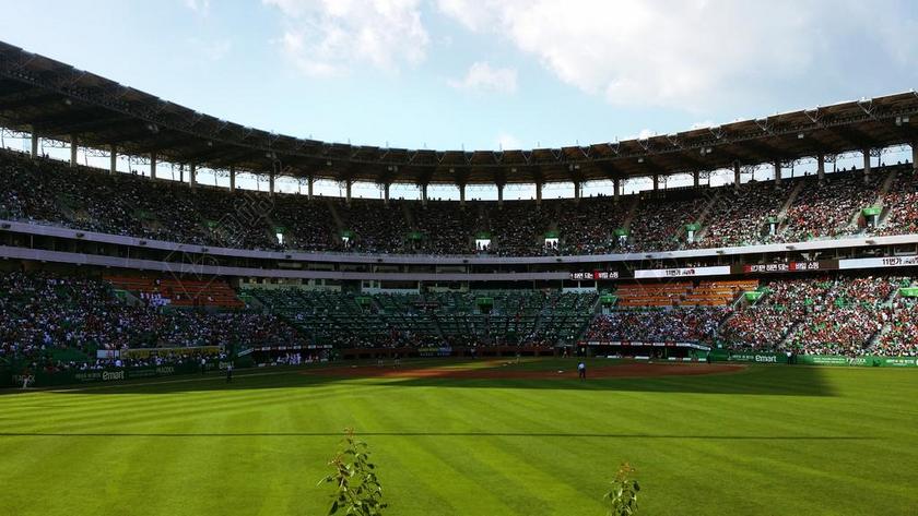 文坛上 棒球领域 棒球 体育场 仁川 操场 草 人群中