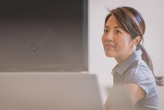 商务工作的女性背景图片
