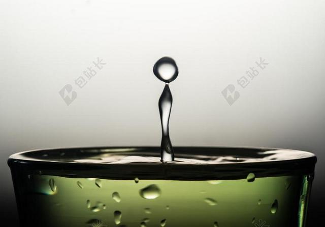 白色自然瞬间跃起的透明水珠背景图片