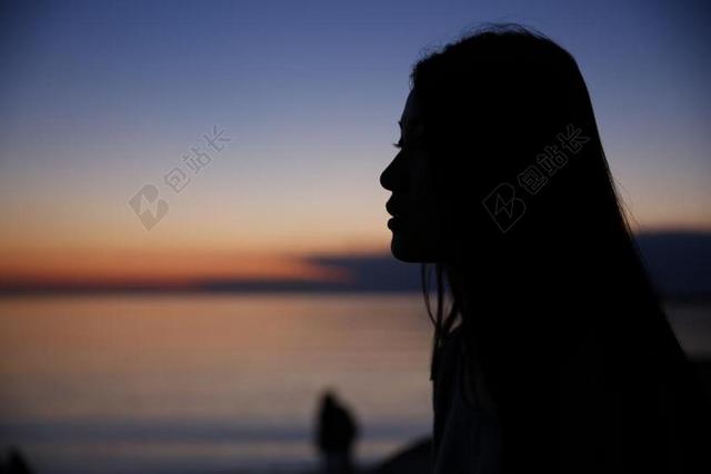 清新户外的女子剪影背景图片