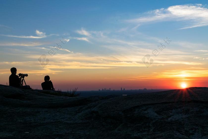 唯美户外拍摄日落的父子背景图片