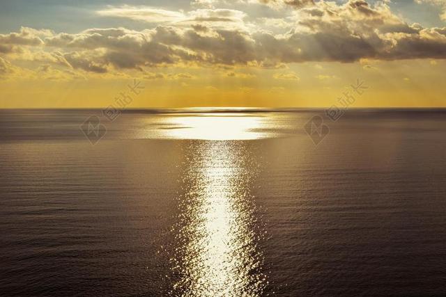 自然海面上的波光背景图片