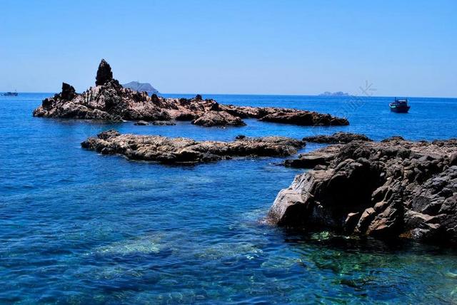 蓝色岩石地貌自然景观海景背景图片