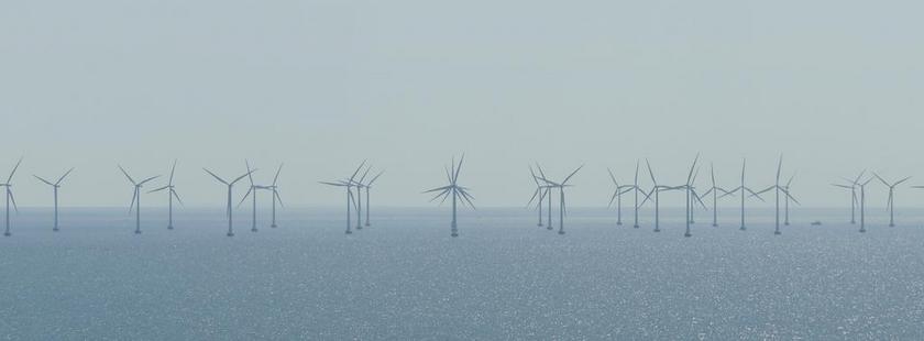 户外人文建筑风车电力发电背景图片