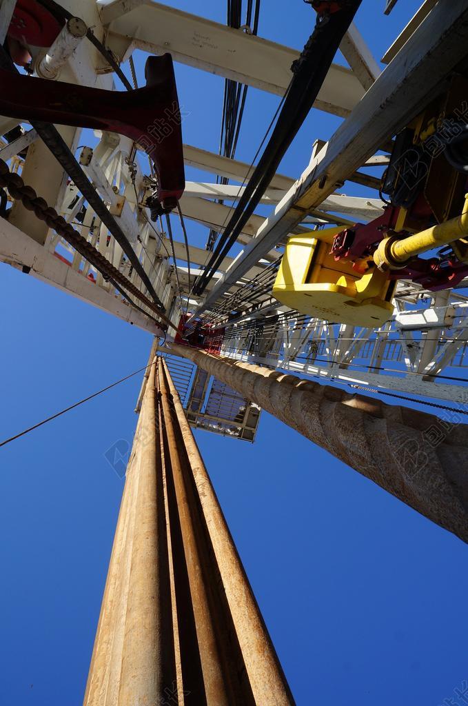 仰视现代重工业机器设备建设背景图片