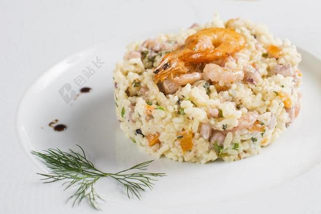 白色虾炒饭盘子食物背景图片