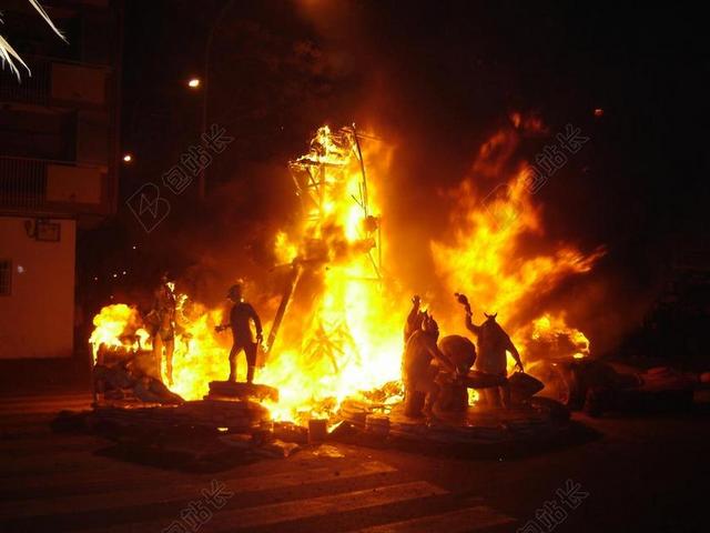 黑色夜晚火焰火烧烧毁建筑背景图片