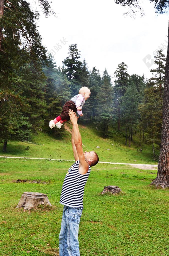 人物草地上的父亲和婴儿背景图片