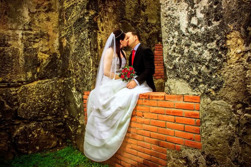 户外婚纱摄影亲吻浪漫背景图片