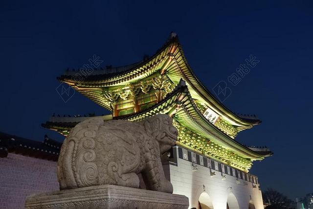 夜晚古老建筑屋檐石狮子雕塑背景图片
