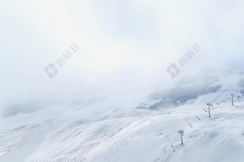 白色蓝天雾气雪山雪地自然景观背景图片
