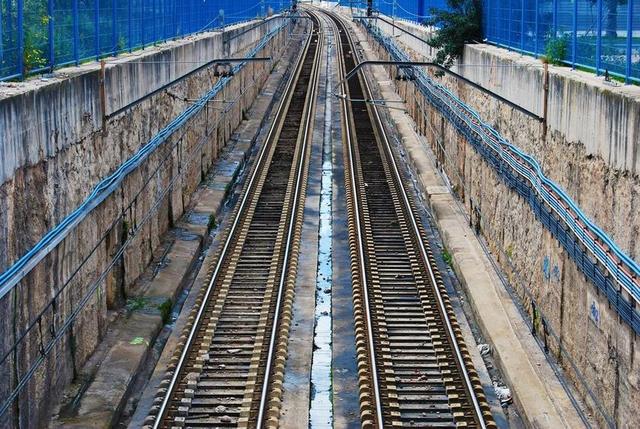 火车铁轨 铁路 篱笆 空 蓝色 混凝土