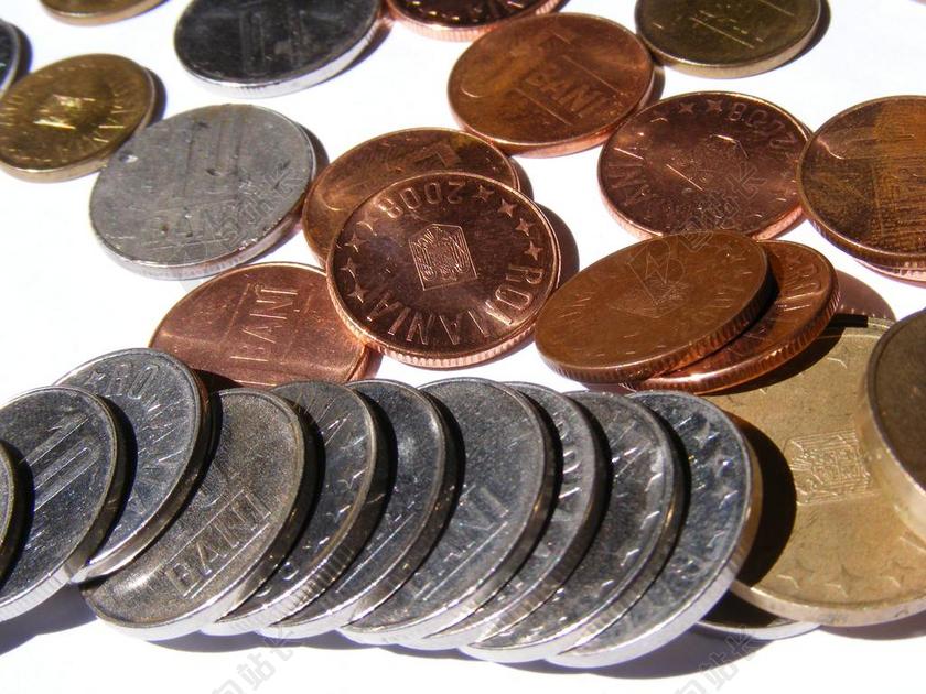 金融银色和黄色的金属硬币背景图片