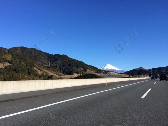 蓝色天空山地交通户外自然景观背景图片