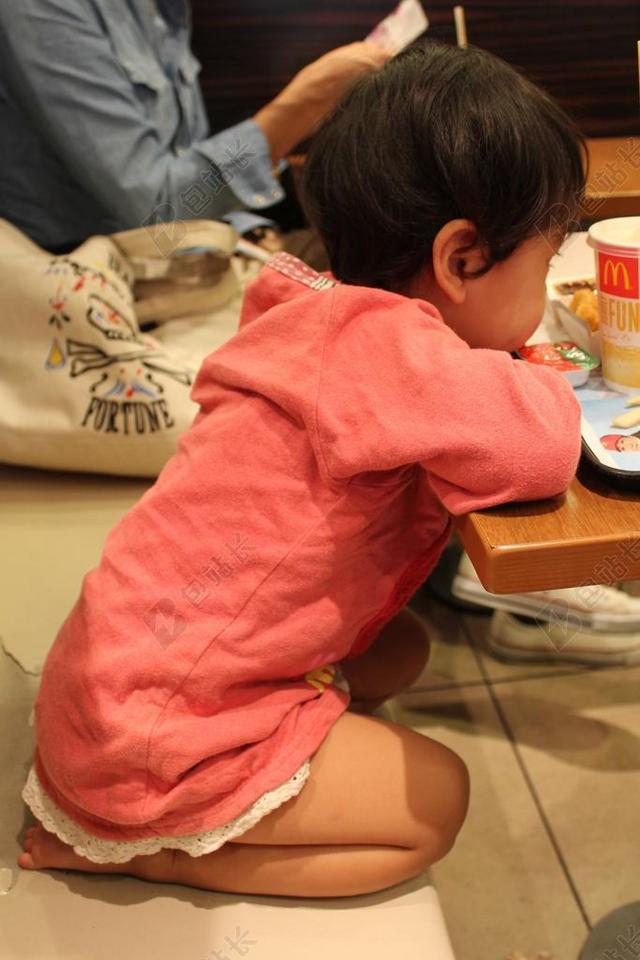 女婴 儿童 愤怒 不满 等待 坐在桌前 午餐 快餐