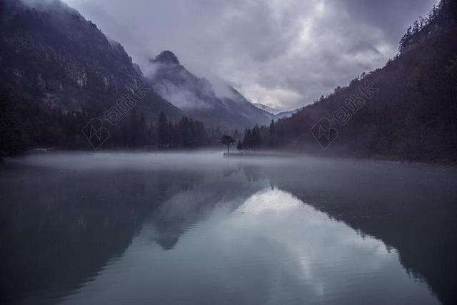 山 湖 薄雾 雾 自然 景观 水 旅游 森林 天空 查看