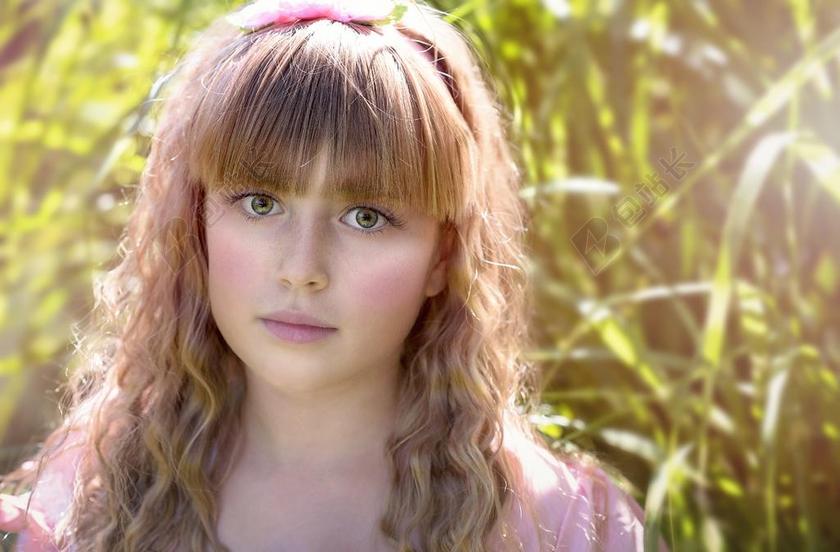 人 人的 女性 女孩 金发 长长的头发 卷发 面对 性质