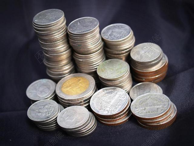 金融垛堞的银色金属硬币背景图片