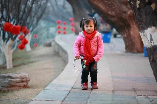 人物公园里的可爱女孩背景图片