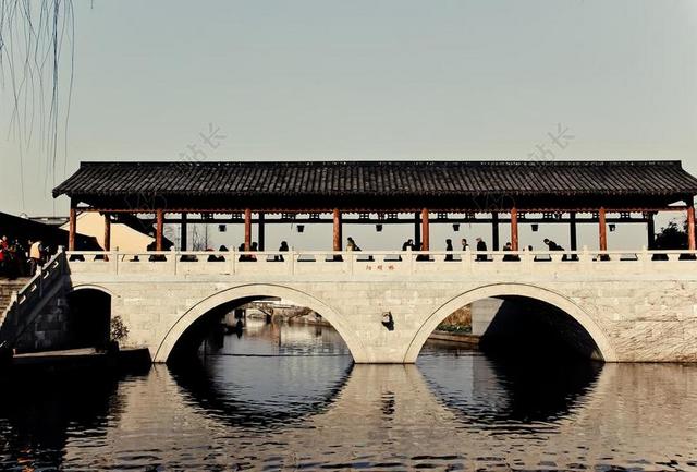江南自然景观拱桥建筑旅游度假背景图片