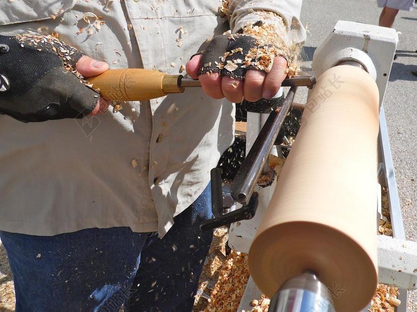 工人技术打磨手木屑背景图片