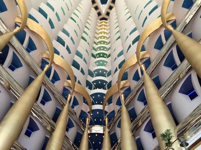 白色仰视现代建筑户外城市建筑背景图片