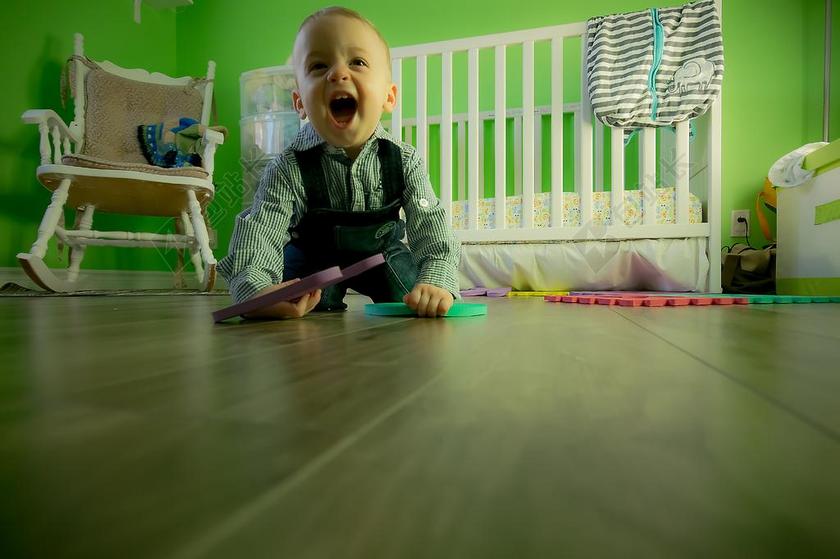 人物木地板上的开心婴儿背景图片