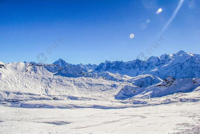白色旅游简约清新雪山蓝天图景宣传背景图片