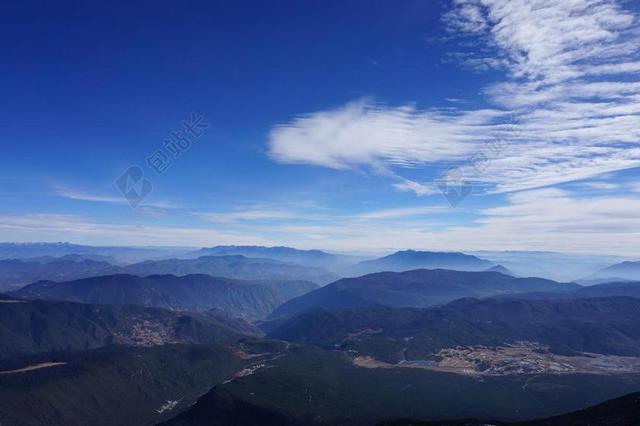 蓝色旅游自然辽阔山间烟雾缭绕宣传背景图片
