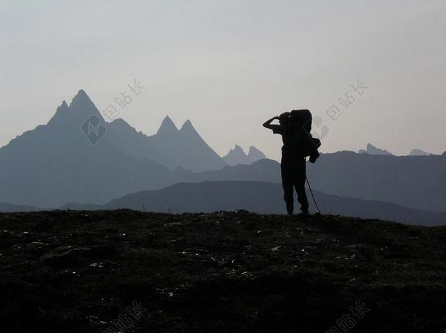 黑白旅游朦胧文艺人徒步远行宣传背景图片