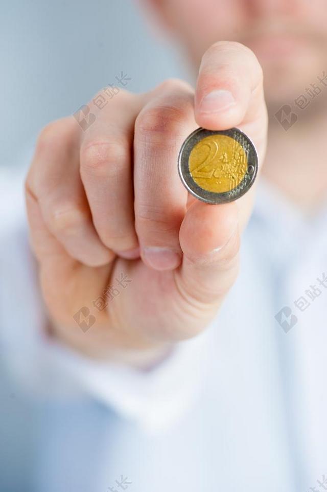 金色金融展示手中金色的硬币背景图片