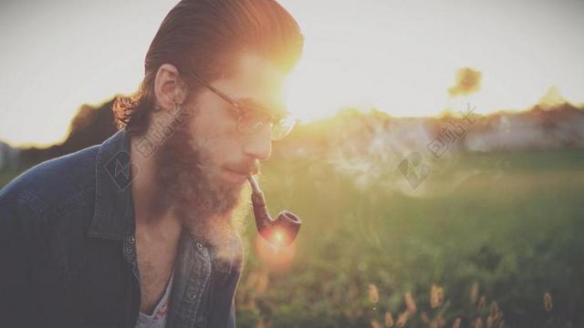 摄影时尚忧郁风大叔逆光抽烟斗宣传背景图片
