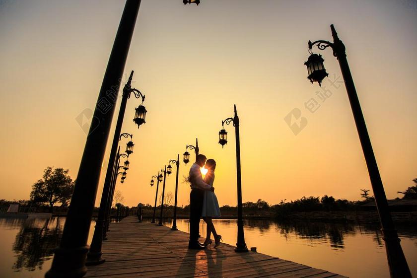 桥水路灯爱情伴晚天空背景图片