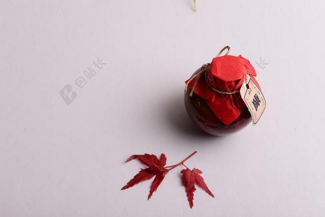 物品红色的枫叶和酒罐背景图片