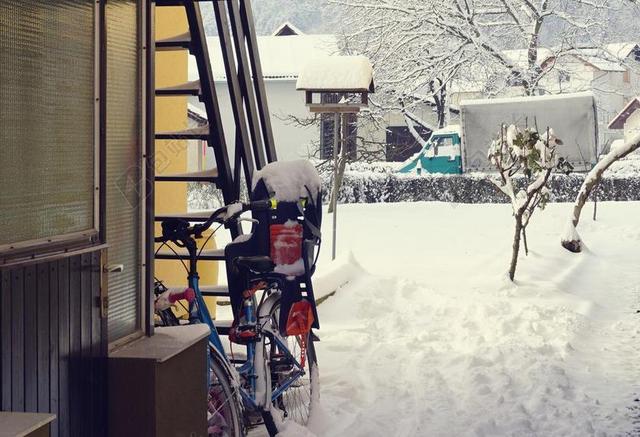 白色体育休闲雪天骑行自行车宣传背景图片
