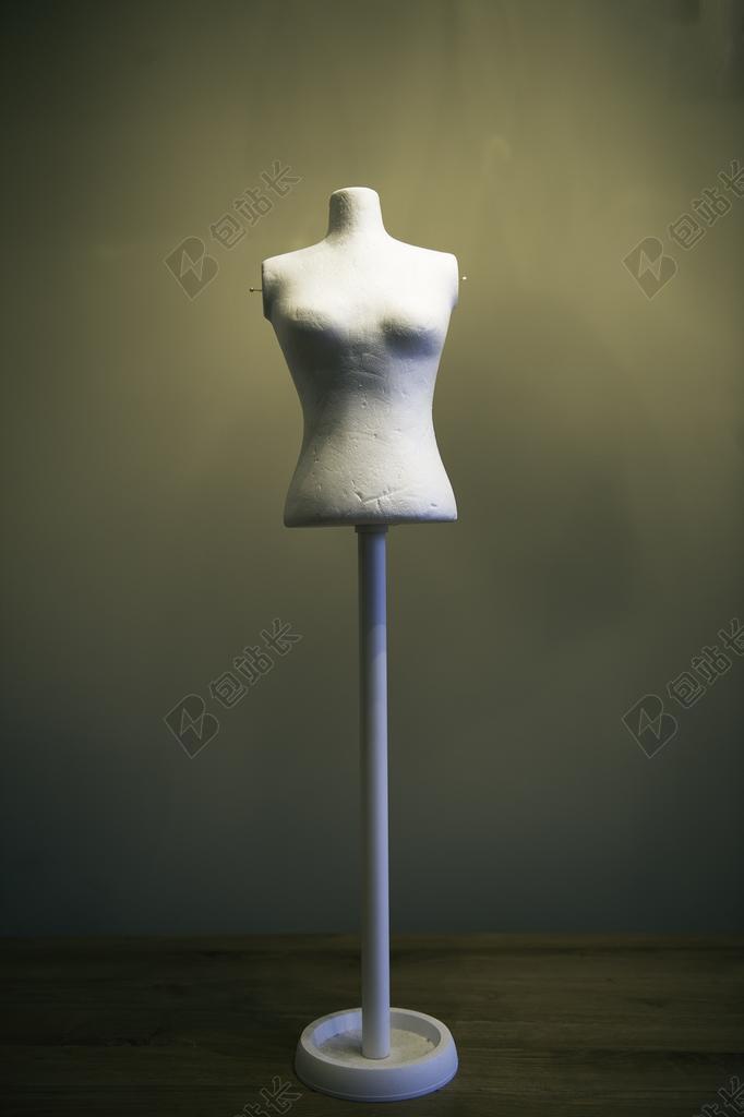 销售写实艺术女子假人模特宣传背景图片