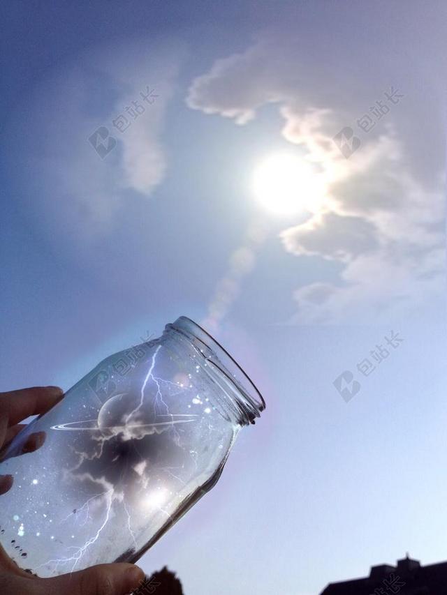 广告清新艺术手持玻璃瓶折射太阳光线宣传背景图片