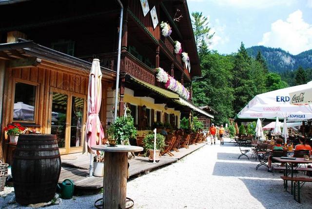 建筑文艺格调休闲度假区宣传背景图片