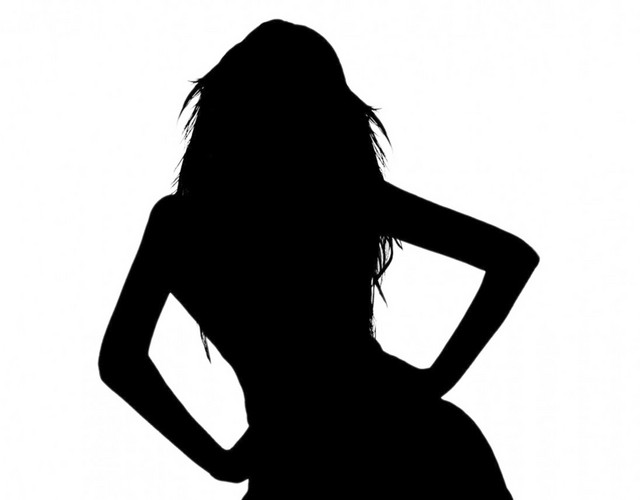 叉腰的女人剪影