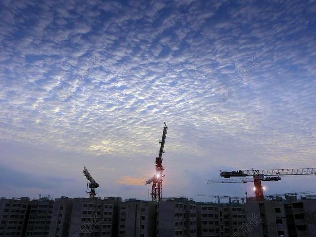 蓝色天空白云吊塔白云背景图片