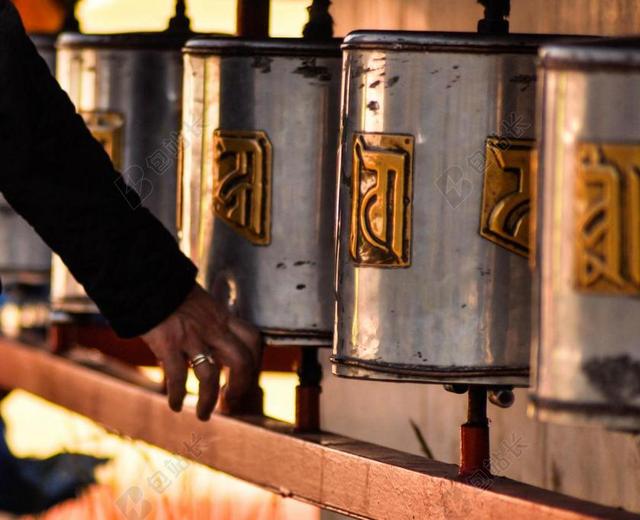 祷告的轮子 手 祈祷 宗教 佛教 寺 西藏 蒙古 精神